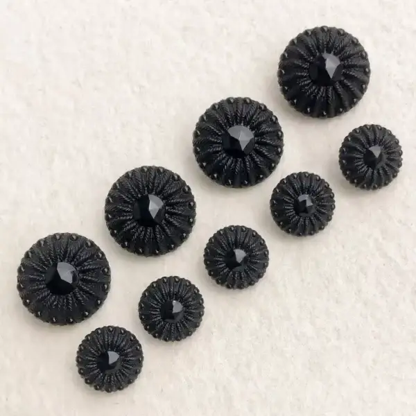 Trachtenknopf in Posamentenoptik schwarz No. 2 – Bild 1 – Chiemgauer Heimatwerk Trachten-Onlineshop Trachtenknopf in Posamentenoptik schwarz No. 2 - Bild 1 - Chiemgauer Heimatwerk Trachten-Onlineshop