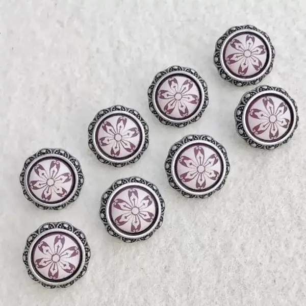 Trachtenknopf mit Blüten burgund – Bild 1 – Chiemgauer Heimatwerk Trachten-Onlineshop Trachtenknopf mit Blüten burgund - Bild 1 - Chiemgauer Heimatwerk Trachten-Onlineshop