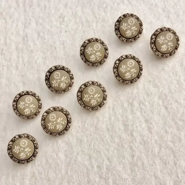 Trachtenknopf mit Blumen taupe No. 4 – Bild 1 – Chiemgauer Heimatwerk Trachten-Onlineshop Trachtenknopf mit Blumen taupe No. 4 - Bild 1 - Chiemgauer Heimatwerk Trachten-Onlineshop