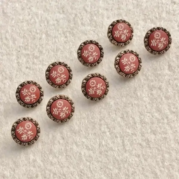 Trachtenknopf mit Blumen ziegelrot No. 5 – Bild 1 – Chiemgauer Heimatwerk Trachten-Onlineshop Trachtenknopf mit Blumen ziegelrot No. 5 - Bild 1 - Chiemgauer Heimatwerk Trachten-Onlineshop