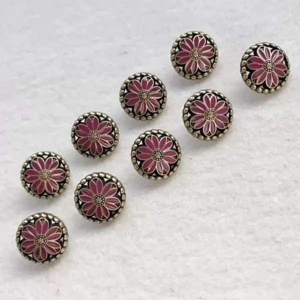 Trachtenknopf mit Emaille Blume fuchsia – Bild 1 – Chiemgauer Heimatwerk Trachten-Onlineshop Trachtenknopf mit Emaille Blume fuchsia - Bild 1 - Chiemgauer Heimatwerk Trachten-Onlineshop