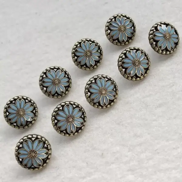 Trachtenknopf mit Emaille Blume hellblau – Bild 1 – Chiemgauer Heimatwerk Trachten-Onlineshop Trachtenknopf mit Emaille Blume hellblau - Bild 1 - Chiemgauer Heimatwerk Trachten-Onlineshop