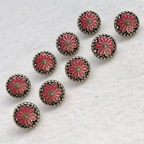 Trachtenknopf mit Emaille Blume kirschrot – Bild 1 – Chiemgauer Heimatwerk Trachten-Onlineshop Trachtenknopf mit Emaille Blume kirschrot - Bild 1 - Chiemgauer Heimatwerk Trachten-Onlineshop