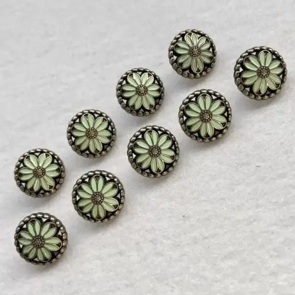 Trachtenknopf mit Emaille Blume limette – Bild 1 – Chiemgauer Heimatwerk Trachten-Onlineshop Trachtenknopf mit Emaille Blume limette - Bild 1 - Chiemgauer Heimatwerk Trachten-Onlineshop