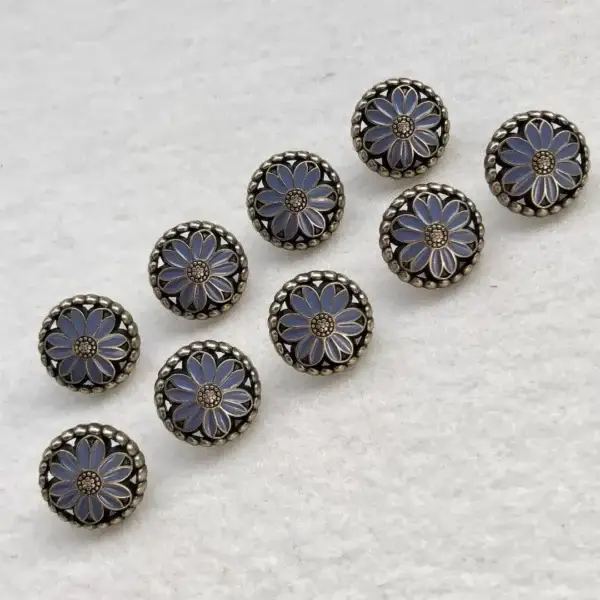 Trachtenknopf mit Emaille Blume rauchblau – Bild 1 – Chiemgauer Heimatwerk Trachten-Onlineshop Trachtenknopf mit Emaille Blume rauchblau - Bild 1 - Chiemgauer Heimatwerk Trachten-Onlineshop