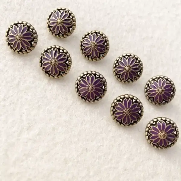 Trachtenknopf mit Emaille Blume violett – Bild 1 – Chiemgauer Heimatwerk Trachten-Onlineshop Trachtenknopf mit Emaille Blume violett - Bild 1 - Chiemgauer Heimatwerk Trachten-Onlineshop