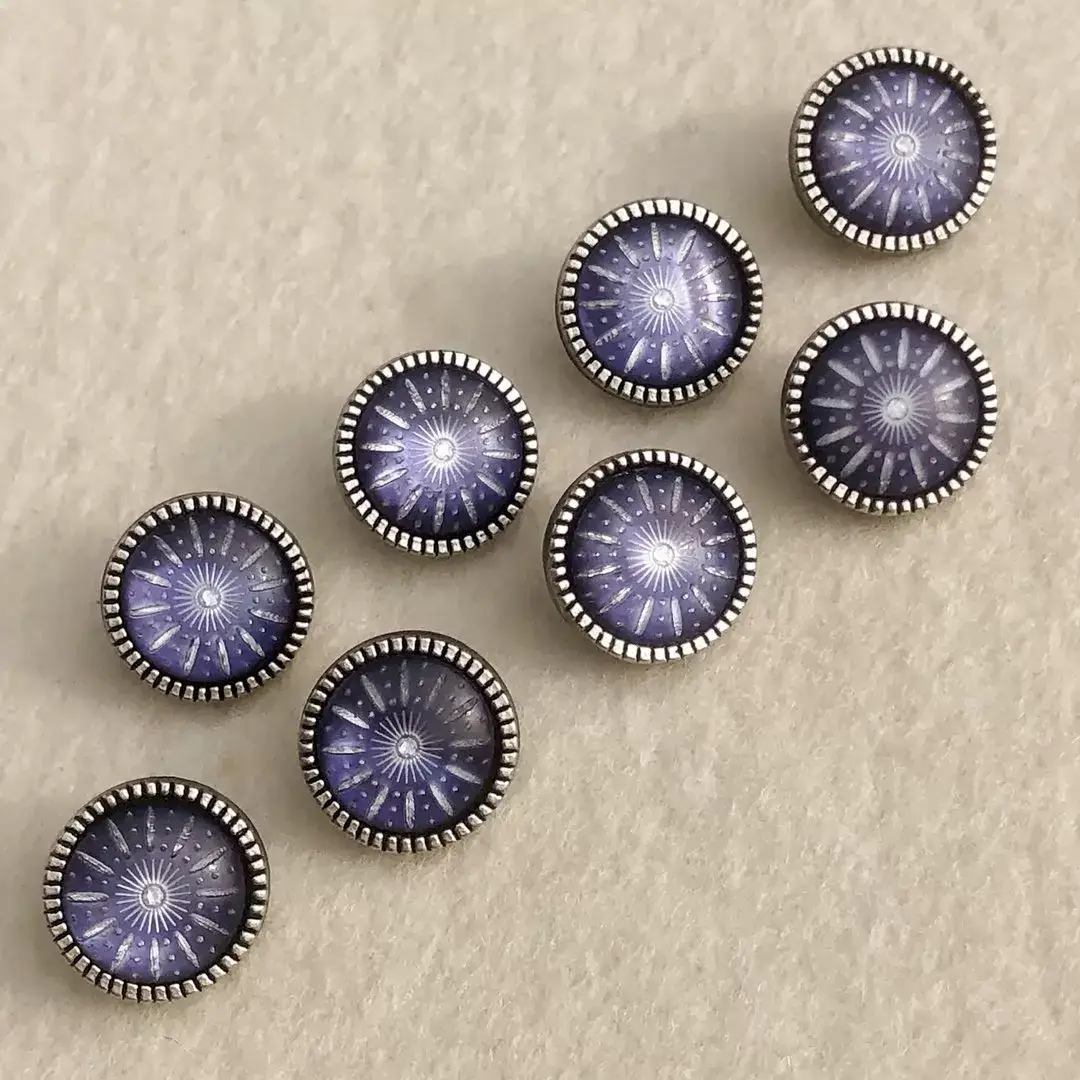 Trachtenknopf mit Ornament in blau – Bild 1 – Chiemgauer Heimatwerk Trachten-Onlineshop Trachtenknopf mit Ornament in blau - Bild 1 - Chiemgauer Heimatwerk Trachten-Onlineshop