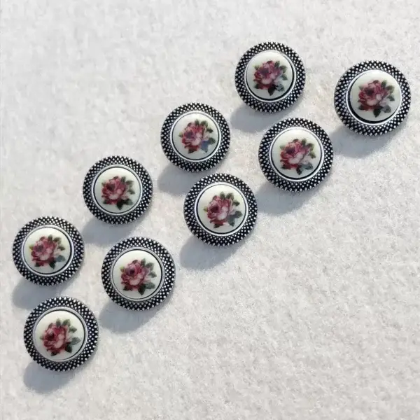 Trachtenknopf mit Rosen altrosa No. 27 – Bild 1 – Chiemgauer Heimatwerk Trachten-Onlineshop Trachtenknopf mit Rosen altrosa No. 27 - Bild 1 - Chiemgauer Heimatwerk Trachten-Onlineshop