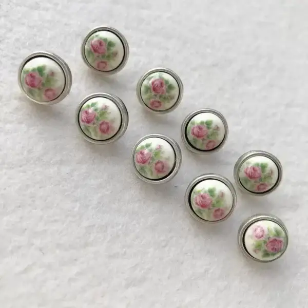 Trachtenknopf mit Rosen rosa No. 20 – Bild 1 – Chiemgauer Heimatwerk Trachten-Onlineshop Trachtenknopf mit Rosen rosa No. 20 - Bild 1 - Chiemgauer Heimatwerk Trachten-Onlineshop