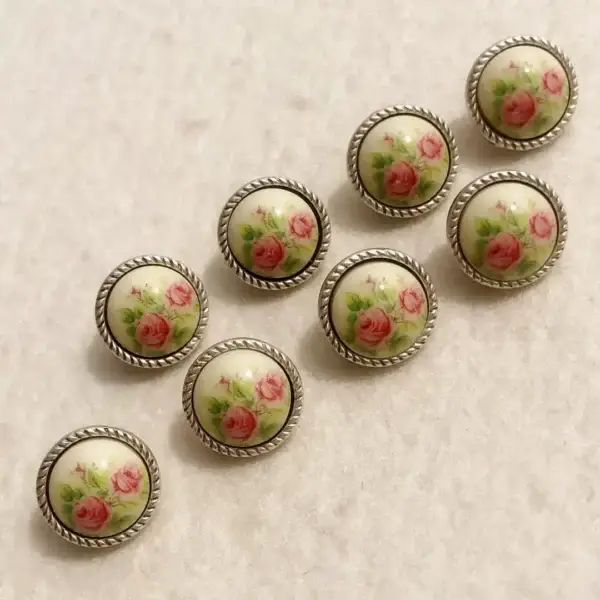 Trachtenknopf mit Rosen rosa No. 29 – Bild 1 – Chiemgauer Heimatwerk Trachten-Onlineshop Trachtenknopf mit Rosen rosa No. 29 - Bild 1 - Chiemgauer Heimatwerk Trachten-Onlineshop