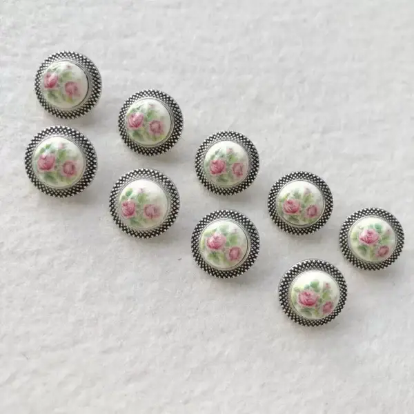 Trachtenknopf mit Rosen rosa No. 32 – Bild 1 – Chiemgauer Heimatwerk Trachten-Onlineshop Trachtenknopf mit Rosen rosa No. 32 - Bild 1 - Chiemgauer Heimatwerk Trachten-Onlineshop