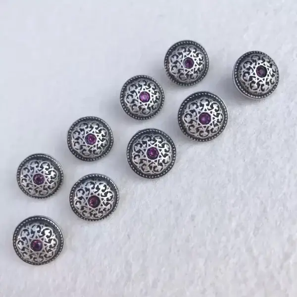 Trachtenknopf mit Swarovski Stein amethyst No. 2 – Bild 1 – Chiemgauer Heimatwerk Trachten-Onlineshop Trachtenknopf mit Swarovski Stein amethyst No. 2 - Bild 1 - Chiemgauer Heimatwerk Trachten-Onlineshop