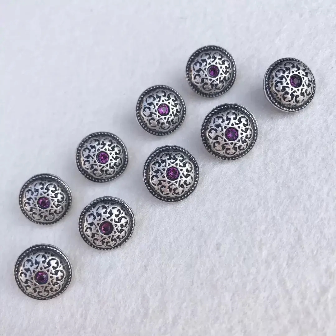Trachtenknopf mit Swarovski Stein amethyst No. 2 – Bild 1 – Chiemgauer Heimatwerk Trachten-Onlineshop Trachtenknopf mit Swarovski Stein amethyst No. 2 - Bild 1 - Chiemgauer Heimatwerk Trachten-Onlineshop