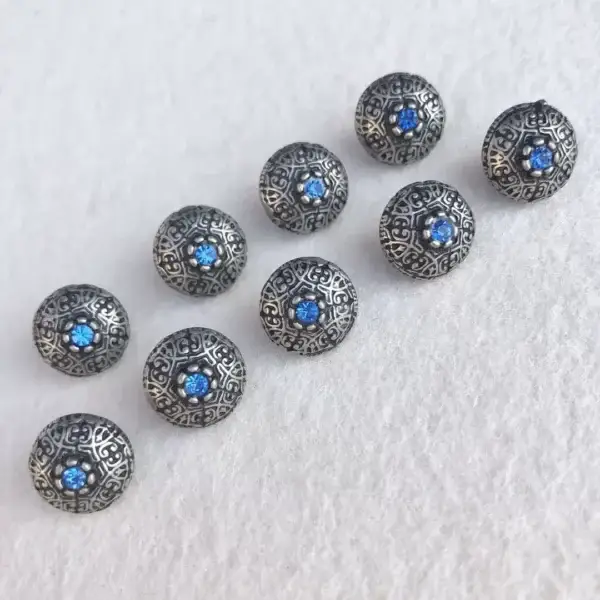 Trachtenknopf mit Swarovski Stein blau No. 3 – Bild 1 – Chiemgauer Heimatwerk Trachten-Onlineshop Trachtenknopf mit Swarovski Stein blau No. 3 - Bild 1 - Chiemgauer Heimatwerk Trachten-Onlineshop