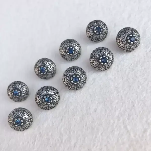 Trachtenknopf mit Swarovski Stein dunkelblau No. 4 – Bild 1 – Chiemgauer Heimatwerk Trachten-Onlineshop Trachtenknopf mit Swarovski Stein dunkelblau No. 4 - Bild 1 - Chiemgauer Heimatwerk Trachten-Onlineshop
