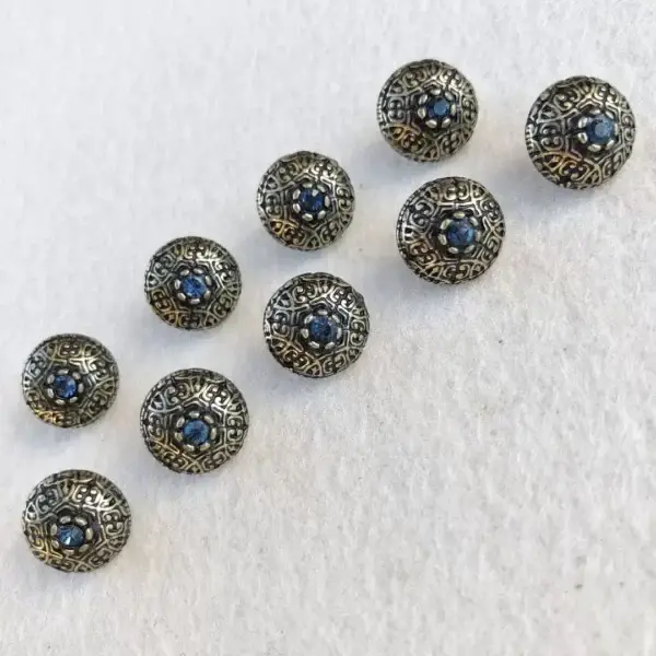 Trachtenknopf mit Swarovski Stein dunkelblau No. 8 – Bild 1 – Chiemgauer Heimatwerk Trachten-Onlineshop Trachtenknopf mit Swarovski Stein dunkelblau No. 8 - Bild 1 - Chiemgauer Heimatwerk Trachten-Onlineshop