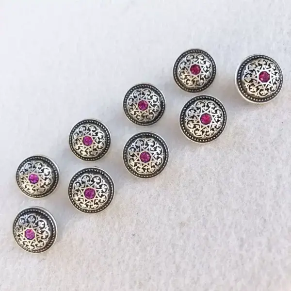 Trachtenknopf mit Swarovski Stein pink No. 20 – Bild 1 – Chiemgauer Heimatwerk Trachten-Onlineshop Trachtenknopf mit Swarovski Stein pink No. 20 - Bild 1 - Chiemgauer Heimatwerk Trachten-Onlineshop