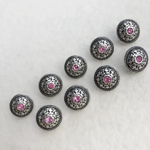 Trachtenknopf mit Swarovski Stein rosa No. 15 – Bild 14 – Chiemgauer Heimatwerk Trachten-Onlineshop Trachtenknopf mit Swarovski Stein rosa No. 15 - Bild 14 - Chiemgauer Heimatwerk Trachten-Onlineshop