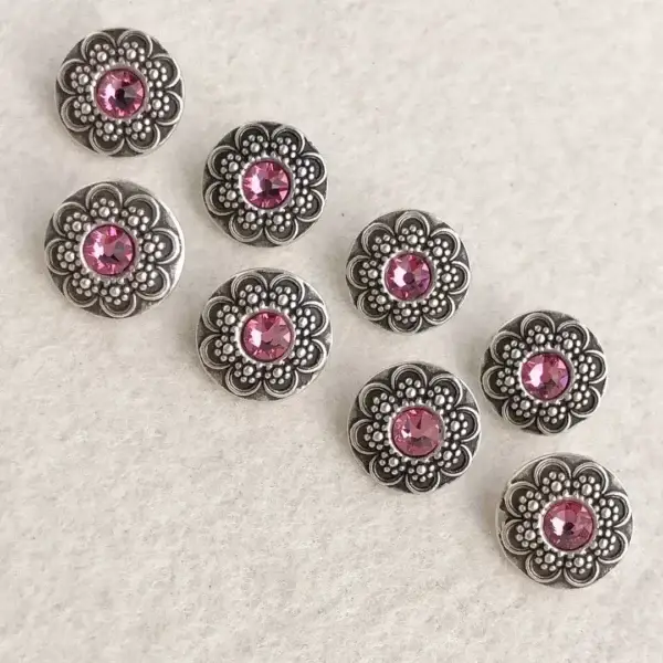 Trachtenknopf mit Swarovski Stein rosa No. 6 – Bild 1 – Chiemgauer Heimatwerk Trachten-Onlineshop Trachtenknopf mit Swarovski Stein rosa No. 6 - Bild 1 - Chiemgauer Heimatwerk Trachten-Onlineshop
