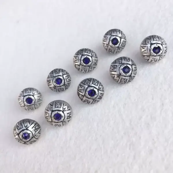 Trachtenknopf mit Swarovski Stein violett No. 8 – Bild 1 – Chiemgauer Heimatwerk Trachten-Onlineshop Trachtenknopf mit Swarovski Stein violett No. 8 - Bild 1 - Chiemgauer Heimatwerk Trachten-Onlineshop