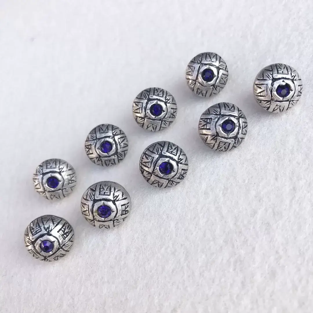 Trachtenknopf mit Swarovski Stein violett No. 8 – Bild 1 – Chiemgauer Heimatwerk Trachten-Onlineshop Trachtenknopf mit Swarovski Stein violett No. 8 - Bild 1 - Chiemgauer Heimatwerk Trachten-Onlineshop