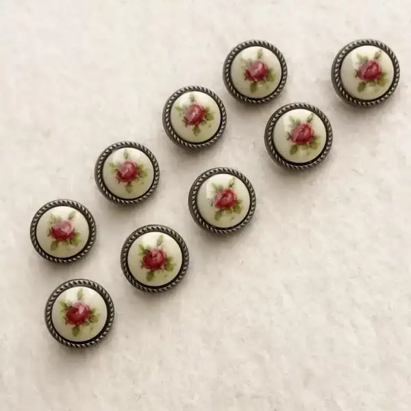 Trachtenknopf mit weinroten Rosen in creme – Bild 1 – Chiemgauer Heimatwerk Trachten-Onlineshop Trachtenknopf mit weinroten Rosen in creme - Bild 1 - Chiemgauer Heimatwerk Trachten-Onlineshop