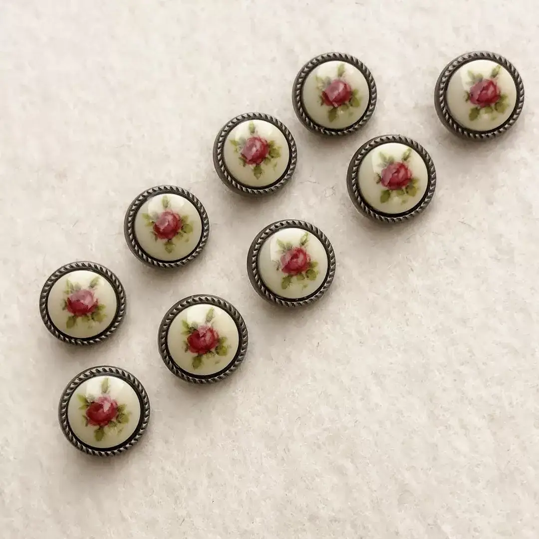 Trachtenknopf mit weinroten Rosen in creme – Bild 1 – Chiemgauer Heimatwerk Trachten-Onlineshop Trachtenknopf mit weinroten Rosen in creme - Bild 1 - Chiemgauer Heimatwerk Trachten-Onlineshop