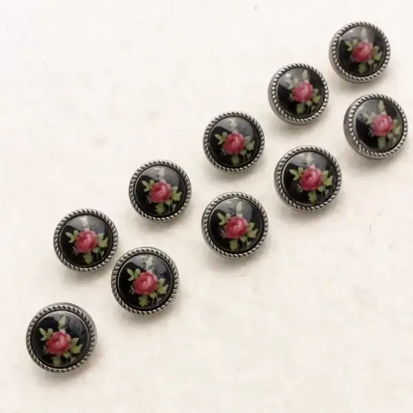 Trachtenknopf mit weinroten Rosen in schwarz – Bild 1 – Chiemgauer Heimatwerk Trachten-Onlineshop Trachtenknopf mit weinroten Rosen in schwarz - Bild 1 - Chiemgauer Heimatwerk Trachten-Onlineshop