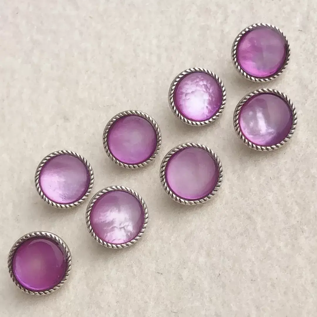 Trachtenknopf Perlmuttknopf in amethyst – Bild 1 – Chiemgauer Heimatwerk Trachten-Onlineshop Trachtenknopf Perlmuttknopf in amethyst - Bild 1 - Chiemgauer Heimatwerk Trachten-Onlineshop
