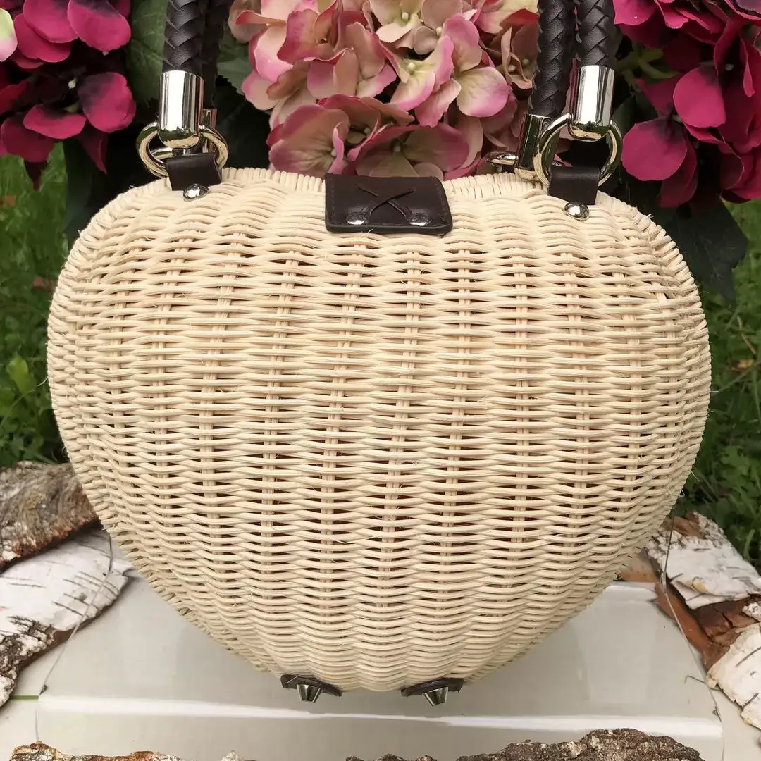 Trachtenkorbtasche in Herzform natur – Bild 15 – Chiemgauer Heimatwerk Trachten-Onlineshop Trachtenkorbtasche in Herzform natur - Bild 15 - Chiemgauer Heimatwerk Trachten-Onlineshop
