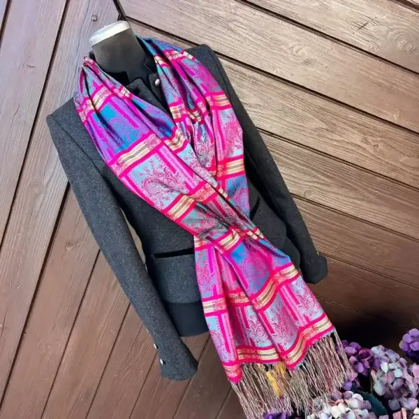 Trachtenschal aus Seide mit Fransen in pink – Bild 1 – Chiemgauer Heimatwerk Trachten-Onlineshop Trachtenschal aus Seide mit Fransen in pink - Bild 1 - Chiemgauer Heimatwerk Trachten-Onlineshop