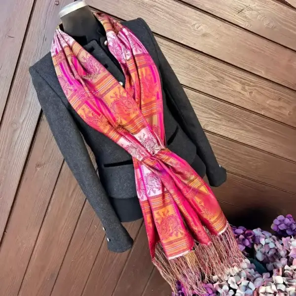 Trachtenschal aus Seide mit Fransen pink-tabak – Bild 1 – Chiemgauer Heimatwerk Trachten-Onlineshop Trachtenschal aus Seide mit Fransen pink-tabak - Bild 1 - Chiemgauer Heimatwerk Trachten-Onlineshop