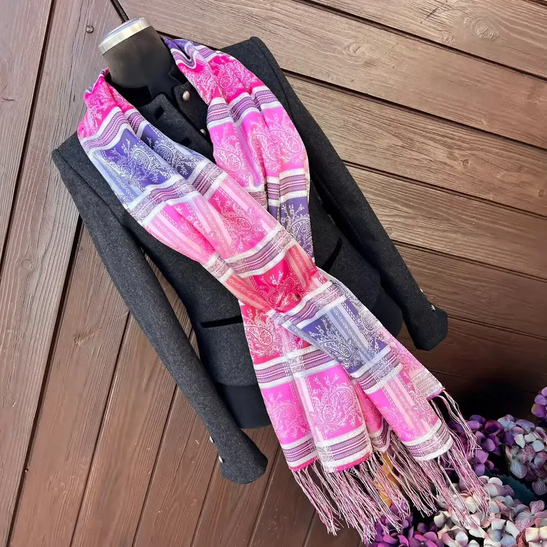 Trachtenschal aus Seide mit Fransen rosa-lila – Bild 1 – Chiemgauer Heimatwerk Trachten-Onlineshop Trachtenschal aus Seide mit Fransen rosa-lila - Bild 1 - Chiemgauer Heimatwerk Trachten-Onlineshop