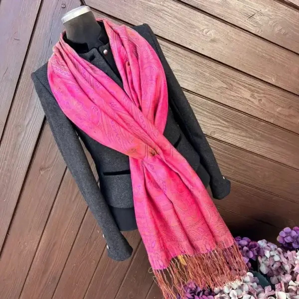 Trachtenschal mit Fransen in pink No. 2 – Bild 1 – Chiemgauer Heimatwerk Trachten-Onlineshop Trachtenschal mit Fransen in pink No. 2 - Bild 1 - Chiemgauer Heimatwerk Trachten-Onlineshop