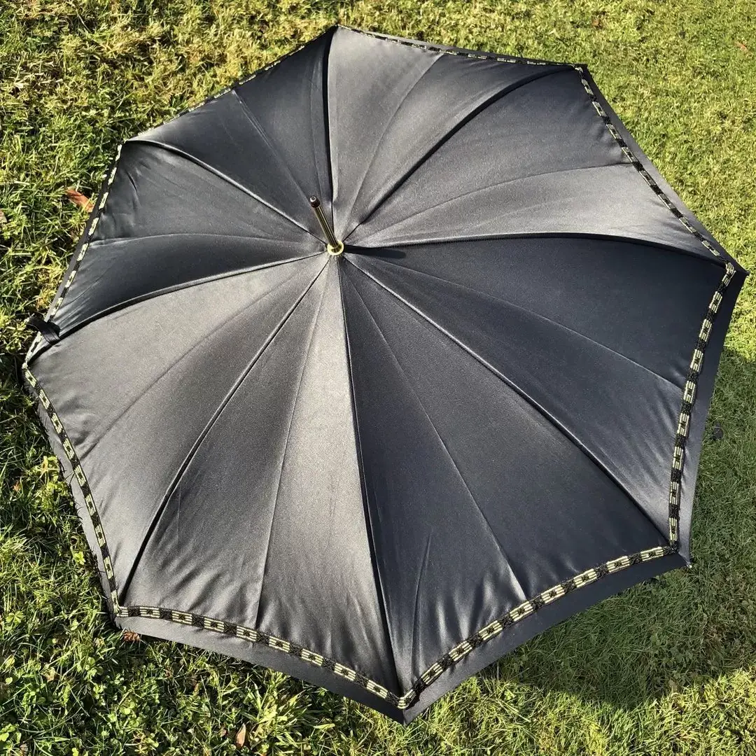 Trachtenschirm aus schwarzem Satin und Goldborte No. 5 – Bild 1 – Chiemgauer Heimatwerk Trachten-Onlineshop Trachtenschirm aus schwarzem Satin und Goldborte No. 5 - Bild 1 - Chiemgauer Heimatwerk Trachten-Onlineshop