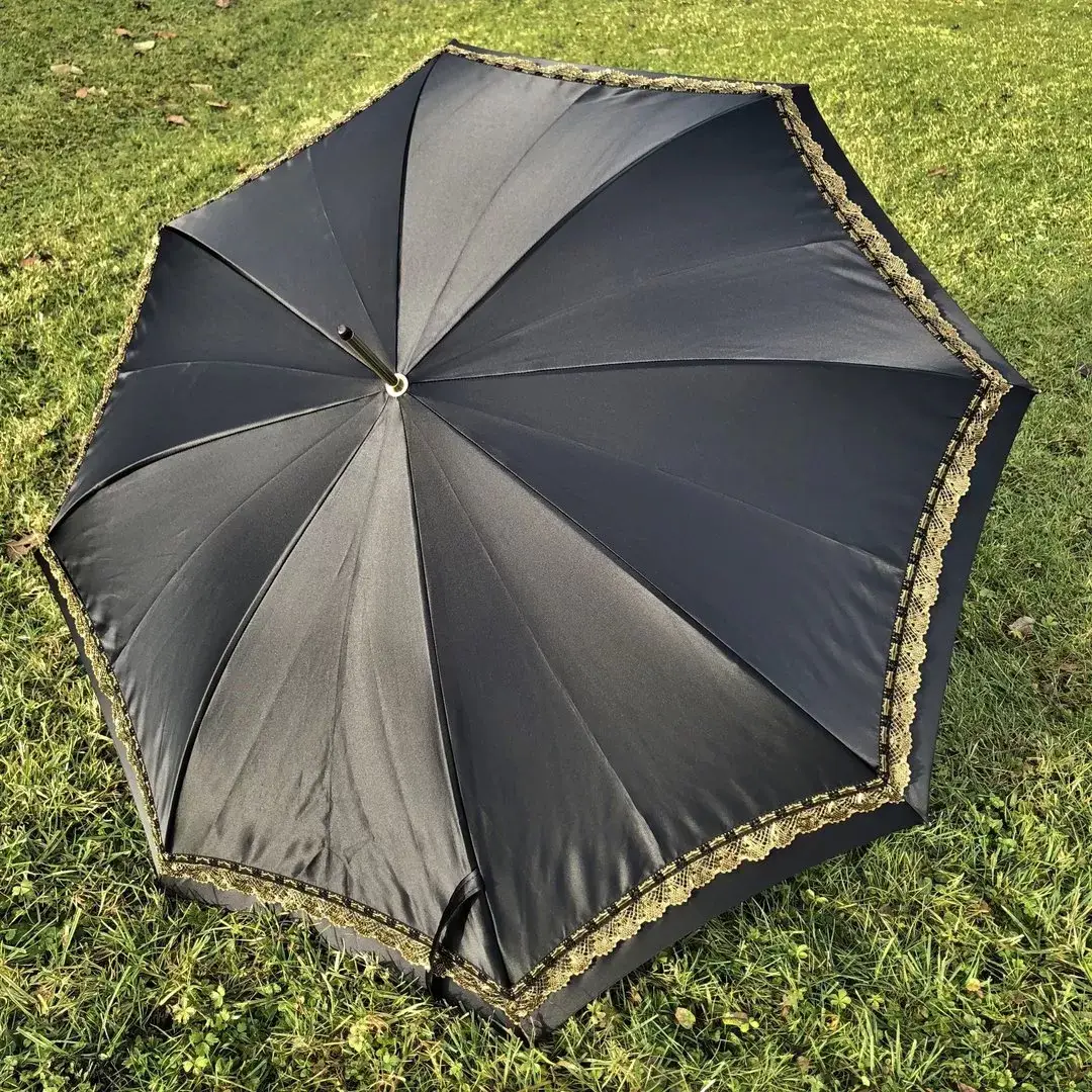 Trachtenschirm aus schwarzem Satin und Goldspitze No. 1 – Bild 1 – Chiemgauer Heimatwerk Trachten-Onlineshop Trachtenschirm aus schwarzem Satin und Goldspitze No. 1 - Bild 1 - Chiemgauer Heimatwerk Trachten-Onlineshop