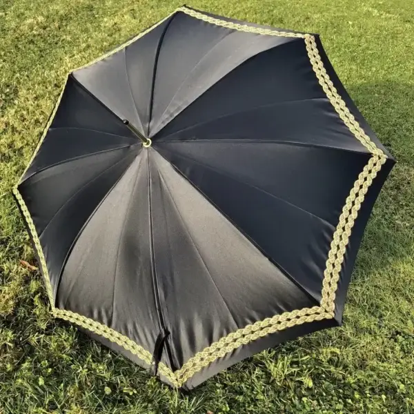 Trachtenschirm aus schwarzem Satin und Goldspitze No. 4 – Bild 1 – Chiemgauer Heimatwerk Trachten-Onlineshop Trachtenschirm aus schwarzem Satin und Goldspitze No. 4 - Bild 1 - Chiemgauer Heimatwerk Trachten-Onlineshop