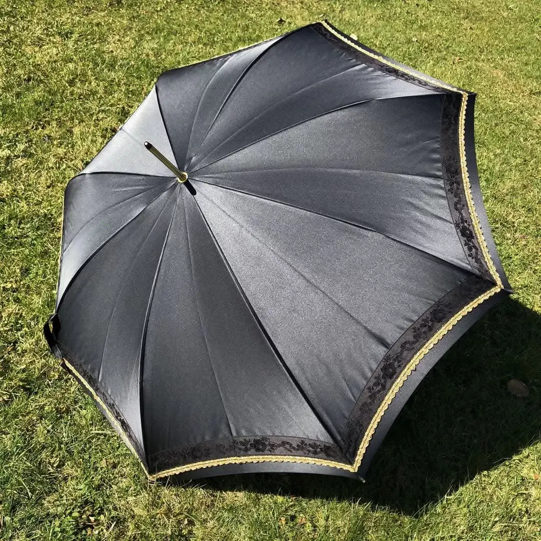 Trachtenschirm aus schwarzem Satin und Goldspitze No. 6 – Bild 1 – Chiemgauer Heimatwerk Trachten-Onlineshop Trachtenschirm aus schwarzem Satin und Goldspitze No. 6 - Bild 1 - Chiemgauer Heimatwerk Trachten-Onlineshop
