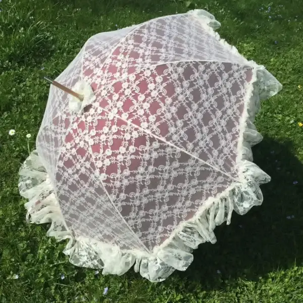 Trachtenschirm aus Spitze in creme – Bild 1 – Chiemgauer Heimatwerk Trachten-Onlineshop Trachtenschirm aus Spitze in creme - Bild 1 - Chiemgauer Heimatwerk Trachten-Onlineshop