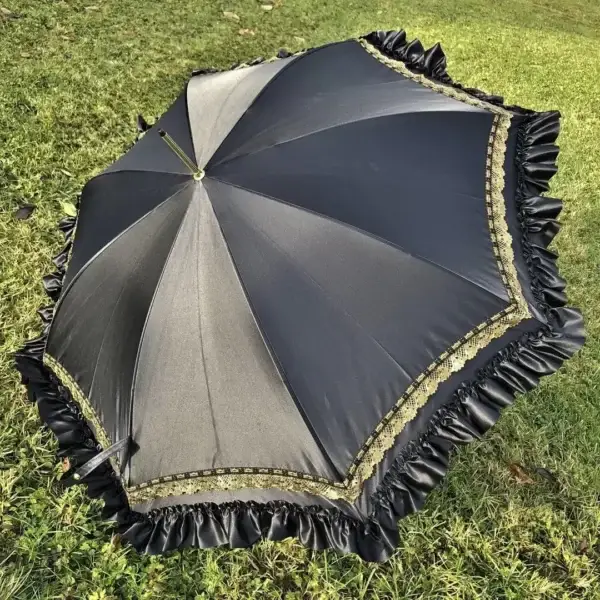 Trachtenschirm mit Rüsche schwarz No. 2 – Bild 1 – Chiemgauer Heimatwerk Trachten-Onlineshop Trachtenschirm mit Rüsche schwarz No. 2 - Bild 1 - Chiemgauer Heimatwerk Trachten-Onlineshop