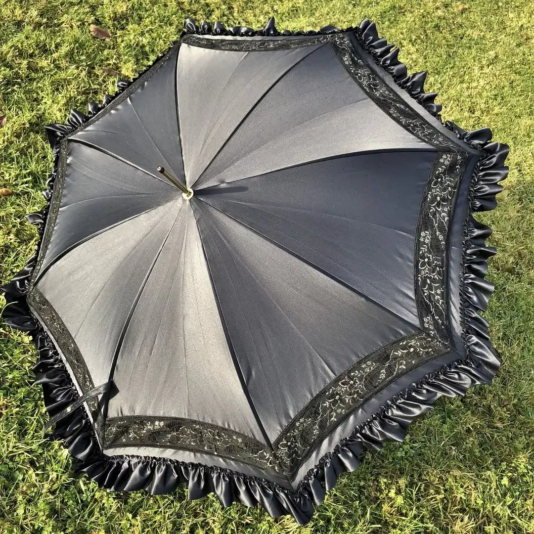 Trachtenschirm mit Rüsche schwarz No. 5 – Bild 1 – Chiemgauer Heimatwerk Trachten-Onlineshop Trachtenschirm mit Rüsche schwarz No. 5 - Bild 1 - Chiemgauer Heimatwerk Trachten-Onlineshop