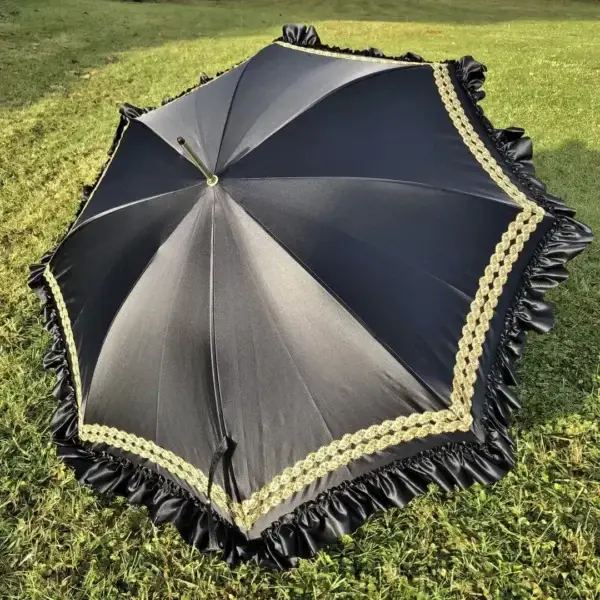 Trachtenschirm mit Rüsche schwarz No. 6 – Bild 1 – Chiemgauer Heimatwerk Trachten-Onlineshop Trachtenschirm mit Rüsche schwarz No. 6 - Bild 1 - Chiemgauer Heimatwerk Trachten-Onlineshop