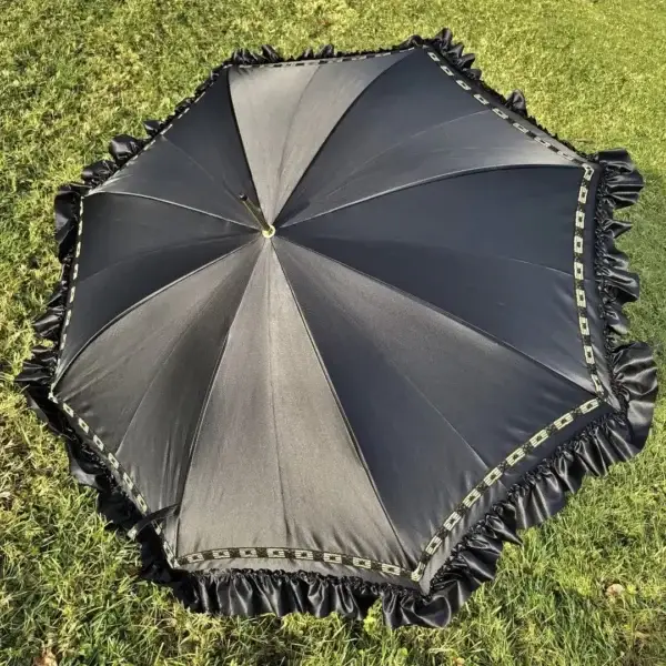 Trachtenschirm mit Rüsche schwarz No. 7 – Bild 1 – Chiemgauer Heimatwerk Trachten-Onlineshop Trachtenschirm mit Rüsche schwarz No. 7 - Bild 1 - Chiemgauer Heimatwerk Trachten-Onlineshop