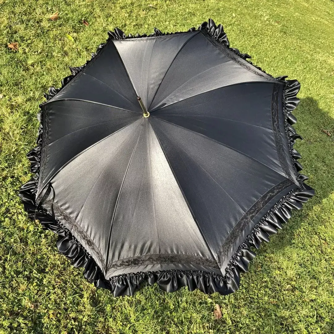 Trachtenschirm mit Rüsche schwarz No. 8 – Bild 1 – Chiemgauer Heimatwerk Trachten-Onlineshop Trachtenschirm mit Rüsche schwarz No. 8 - Bild 1 - Chiemgauer Heimatwerk Trachten-Onlineshop