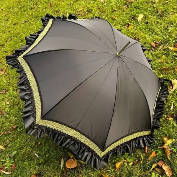 Trachtenschirm mit Rüsche schwarz No. 9 – Bild 1 – Chiemgauer Heimatwerk Trachten-Onlineshop Trachtenschirm mit Rüsche schwarz No. 9 - Bild 1 - Chiemgauer Heimatwerk Trachten-Onlineshop
