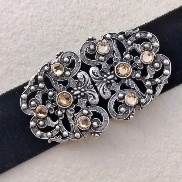 Trachtenschließe mit Swarovski in beige – Bild 1 – Chiemgauer Heimatwerk Trachten-Onlineshop Trachtenschließe mit Swarovski in beige - Bild 1 - Chiemgauer Heimatwerk Trachten-Onlineshop