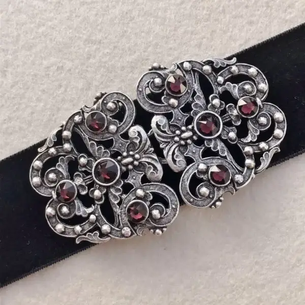 Trachtenschließe mit Swarovski in burgund – Bild 1 – Chiemgauer Heimatwerk Trachten-Onlineshop Trachtenschließe mit Swarovski in burgund - Bild 1 - Chiemgauer Heimatwerk Trachten-Onlineshop