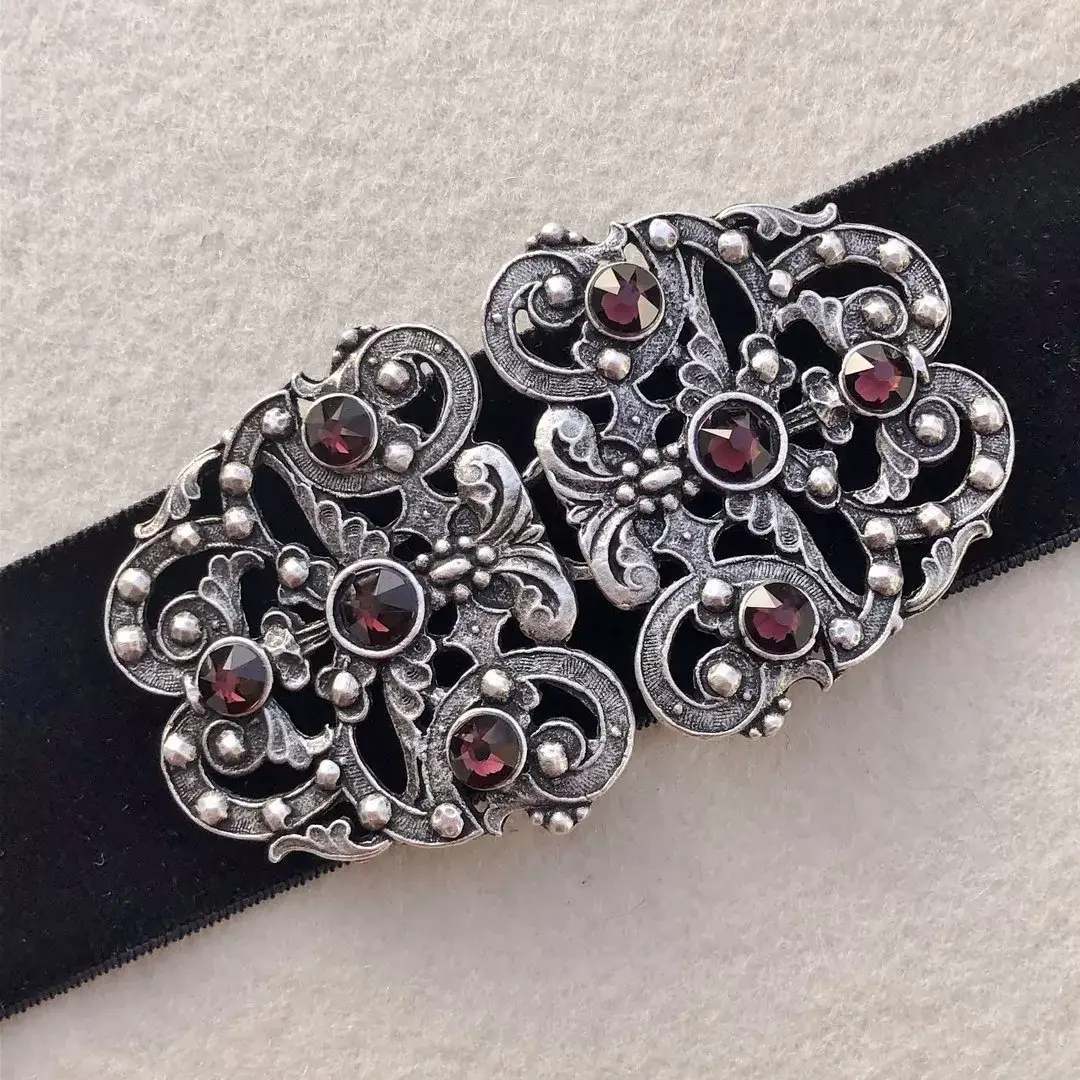 Trachtenschließe mit Swarovski in burgund – Bild 1 – Chiemgauer Heimatwerk Trachten-Onlineshop Trachtenschließe mit Swarovski in burgund - Bild 1 - Chiemgauer Heimatwerk Trachten-Onlineshop