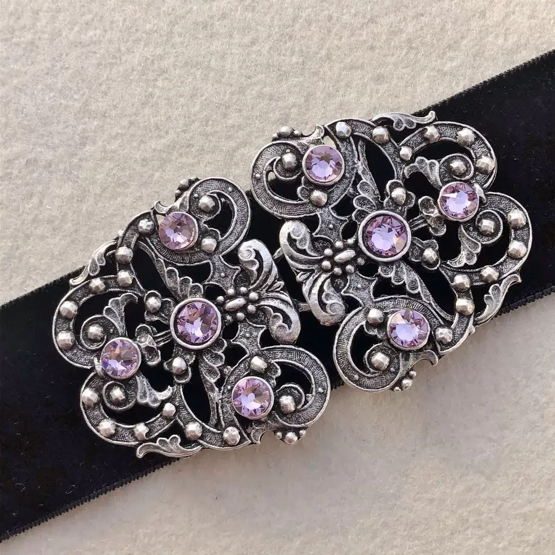Trachtenschließe mit Swarovski in flieder – Bild 1 – Chiemgauer Heimatwerk Trachten-Onlineshop Trachtenschließe mit Swarovski in flieder - Bild 1 - Chiemgauer Heimatwerk Trachten-Onlineshop