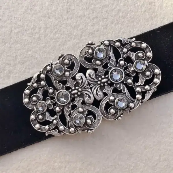 Trachtenschließe mit Swarovski in grau – Bild 1 – Chiemgauer Heimatwerk Trachten-Onlineshop Trachtenschließe mit Swarovski in grau - Bild 1 - Chiemgauer Heimatwerk Trachten-Onlineshop